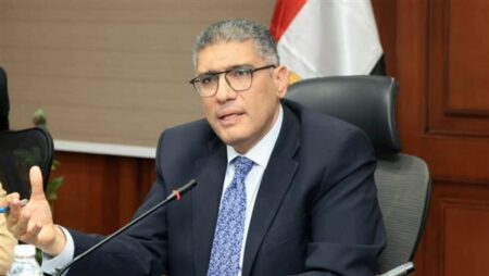 محافظ الجيزة: تعليق اللافتات بالتعريفة الجديدة بجميع المواقف ومحطات النقل