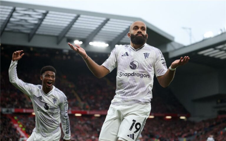 مبيومو يدخل تاريخ الدوري الإنجليزي بهدفه في مباراة ليفربول ومانشستر يونايتد