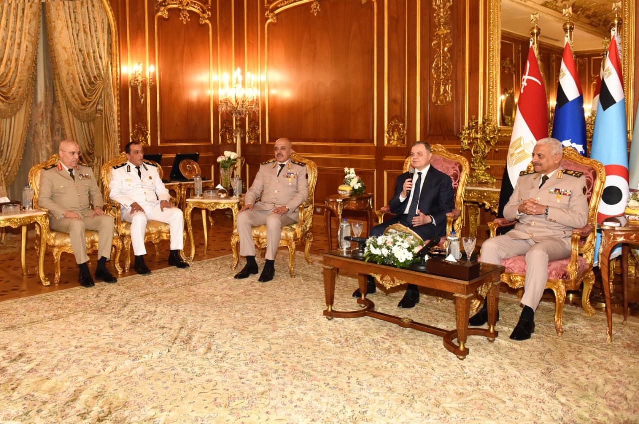وزير الدفاع يستقبل وزير الداخلية ووفدًا من قيادات الشرطة لتقديم التهنئة بمناسبة الاحتفال بالذكرى الثانية والخمسين لانتصارات أكتوبر المجيدة.. شاهد