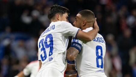 ليون يتخطى بازل بثنائية بالدوري الأوروبي