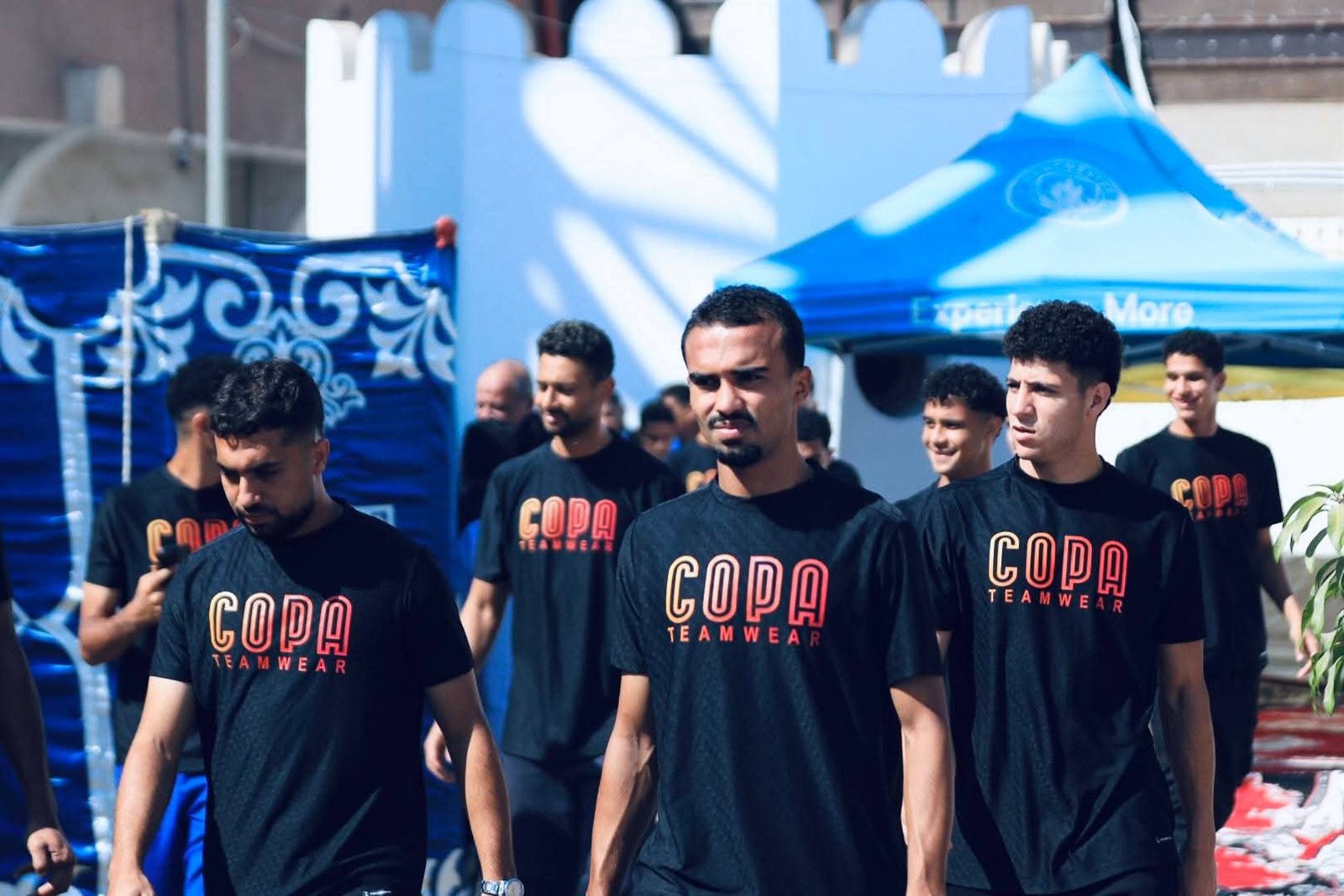 محافظ الإسماعيلية يلتقي لاعبي الدراويش لدعمهم قبل لقاء فاركو (صور)