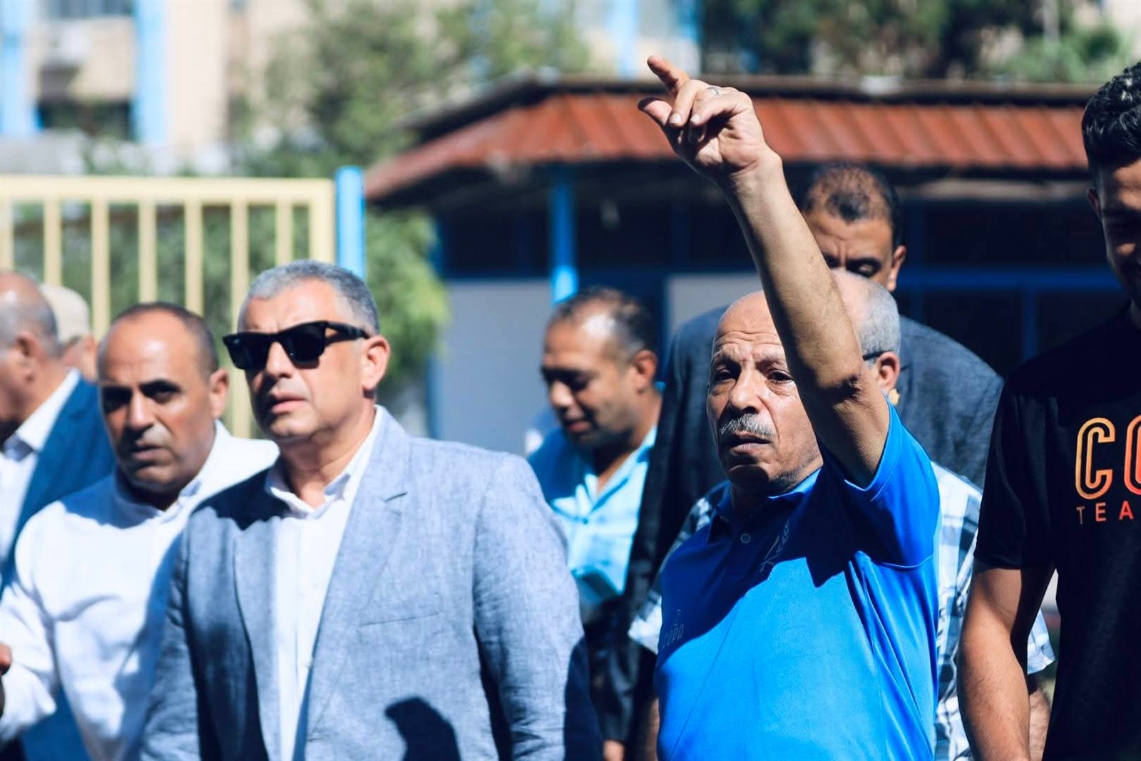 محافظ الإسماعيلية يلتقي لاعبي الدراويش لدعمهم قبل لقاء فاركو (صور)