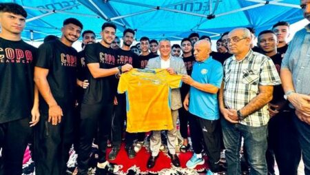 محافظ الإسماعيلية يلتقي لاعبي الدراويش لدعمهم قبل لقاء فاركو (صور)