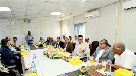 وزير الإسكان يعقد اجتماعًا مع الشركات العاملة بحدائق تلال الفسطاط