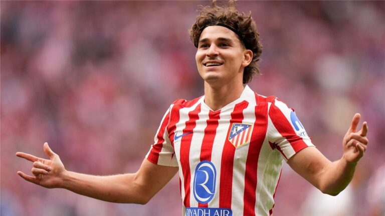 سيميوني يكسر صمته ويعلق على أنباء انتقال ألفاريز إلى برشلونة