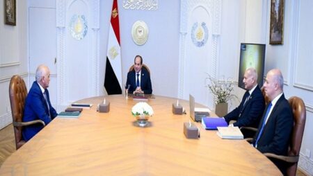 السيسي يتابع أنشطة صندوق تكريم الشهداء وأسرهم.. الرئيس يصدق على مبادرة "مصر معاكم" لرعاية القصر.. ويوجه بمنح إعفاءات وتخفيضات في الجامعات والمعاهد