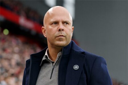 ليفربول يحسم موقفه من إقالة آرني سلوت لسوء النتائج