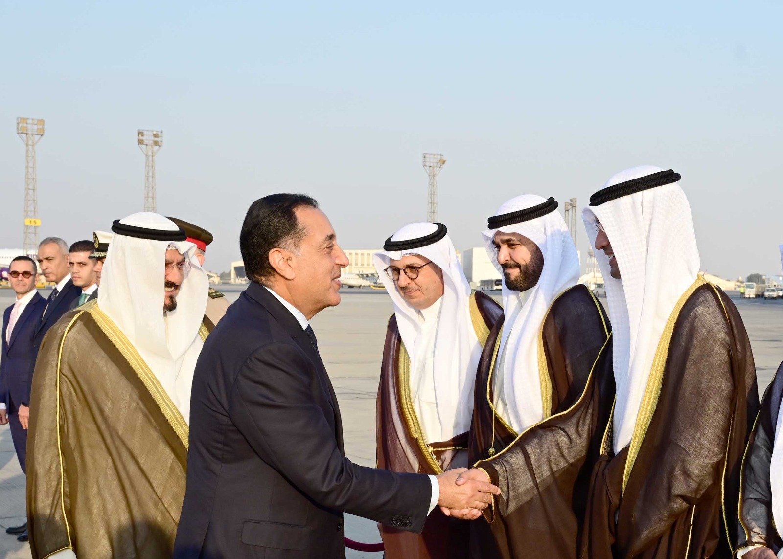 رئيس الوزراء يستقبل نظيره الكويتي بمطار القاهرة الدولي.. صور