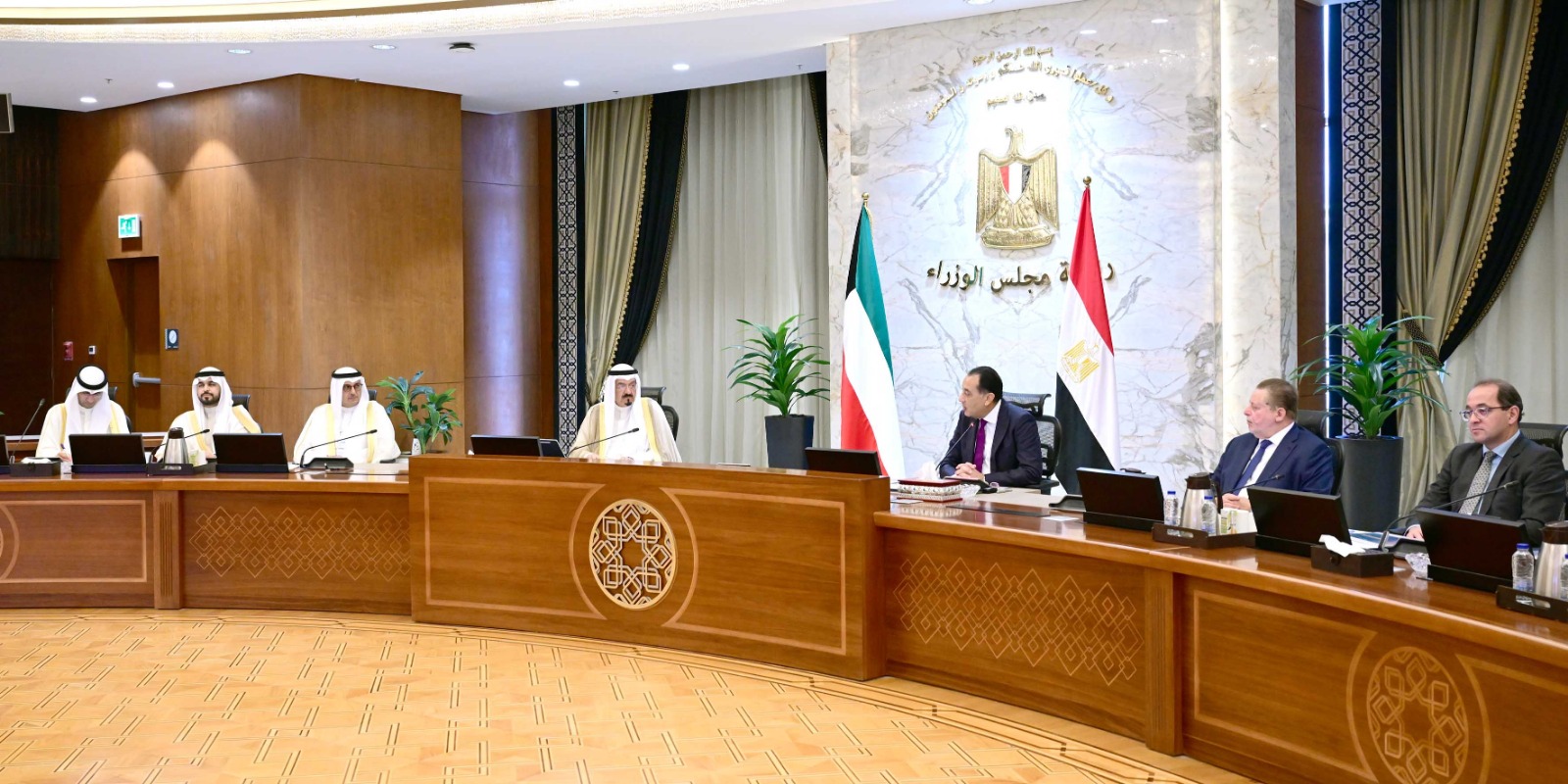 رئيسا وزراء مصر والكويت يعقدان جلسة مباحثات لبحث القضايا المشتركة بين البلدين.. صور