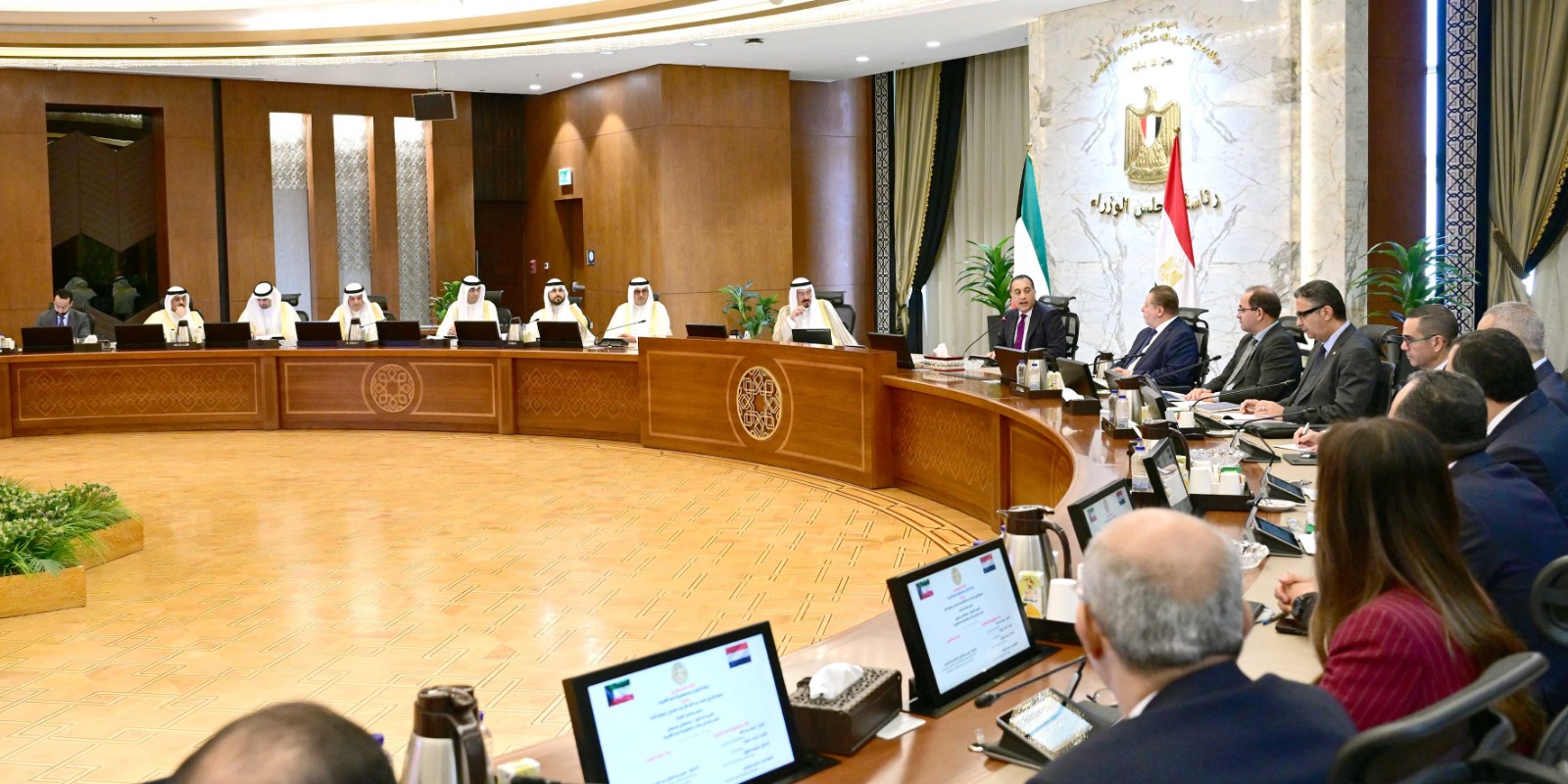 رئيسا وزراء مصر والكويت يعقدان جلسة مباحثات لبحث القضايا المشتركة بين البلدين.. صور