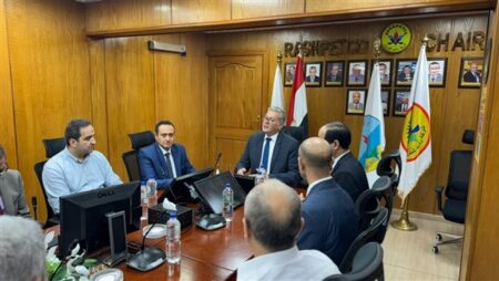 كريم بدوى في زيارة مفاجئة لشركة رشيد للبترول كريم بدوى في زيارة مفاجئة لشركة رشيد للبترول