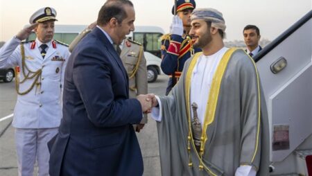 وزير الثقافة العُماني يصل القاهرة للمشاركة في افتتاح المتحف المصري الكبير