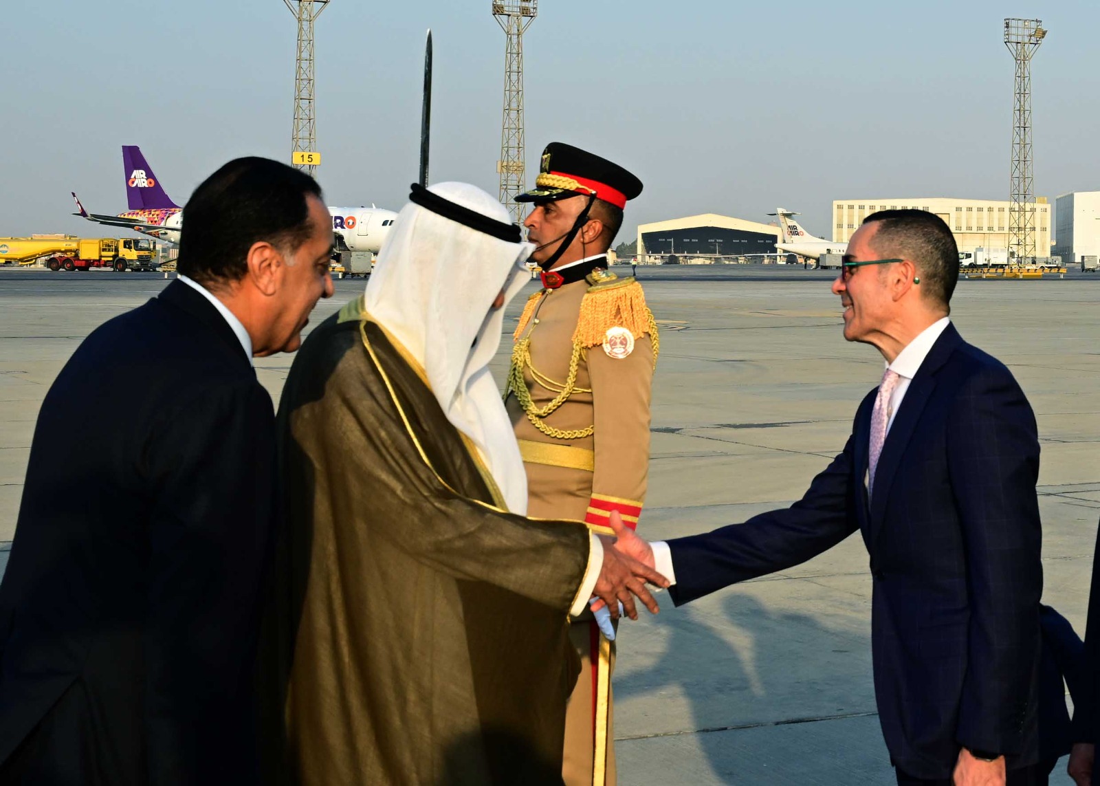 رئيس الوزراء يستقبل نظيره الكويتي بمطار القاهرة الدولي.. صور