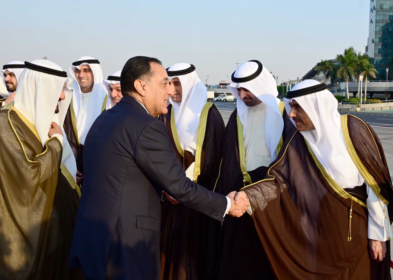 رئيس الوزراء يستقبل نظيره الكويتي بمطار القاهرة الدولي.. صور