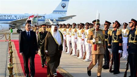 رئيس الوزراء يستقبل نظيره الكويتي بمطار القاهرة الدولي.. صور رئيس الوزراء يستقبل نظيره الكويتي بمطار القاهرة الدولي.. صور