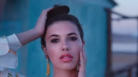 ملك بدوي تتألق بفستان قصير أسود منقط بالأبيض في أحدث ظهور لها.. سر اختيار اللوك