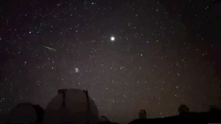 شاهد بالفيديو.. قطار أقمار "ستارلينك" يتجول فوق الشفق القطبي