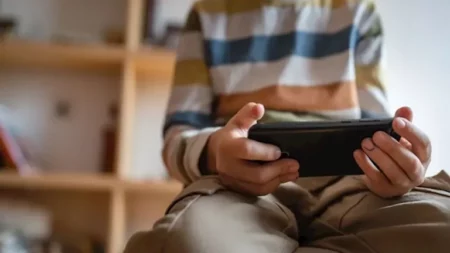 "افعلها يا ملكي الحبيب".. أم تكشف محادثة ابنها مع روبوت أدت إلى انتحاره