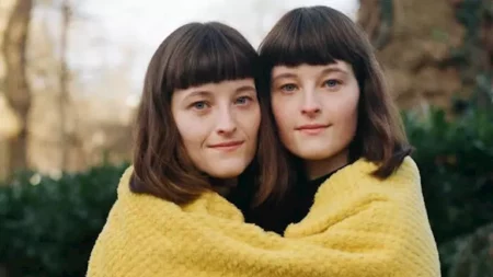 22 صورة لأخوات توأم.. تشابه يصعب التفريق بينهم كأنهم شخص واحد