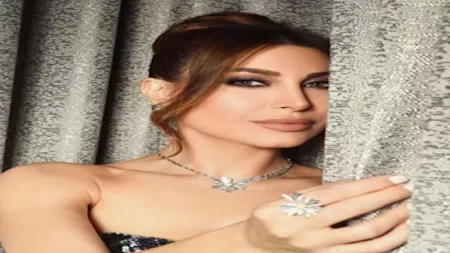 "الأزرق يليق بها".. 7 صور ومعلومات عن إطلالة يارا