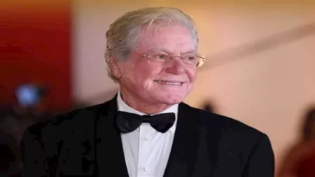 حسين فهمي ببدلة أنيقة في ثالث أيام مهرجان القاهرة السينمائي حسين فهمي ببدلة أنيقة في ثالث أيام مهرجان القاهرة السينمائي