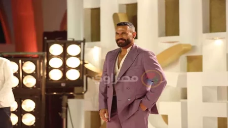 حلق وبدلة موف.. نيقولا معوض يثير الجدل في ثاني أيام الجونة السينمائي