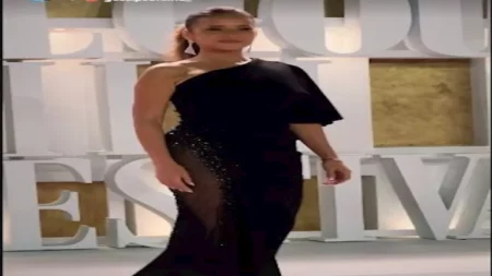 ناقد موضة يشيد بإطلالة نيللي كريم ويكشف سر أناقة فستانها الأسود في الجونة