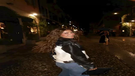 "جاكيت بصيحة الفرو".. صبا مبارك بإطلالة جذابة