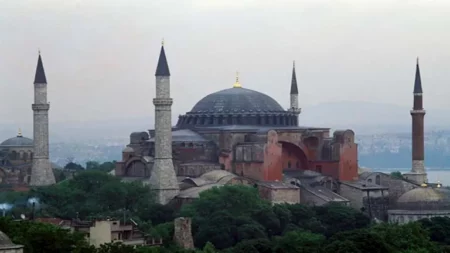 بينهما الأهرامات.. شاهد بالصور 25 معلما ومبنى مشهورا حول العالم