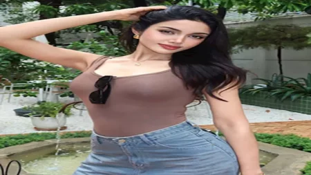 ملكة جمال الكون بإطلالة جريئة في أحدث ظهور لها