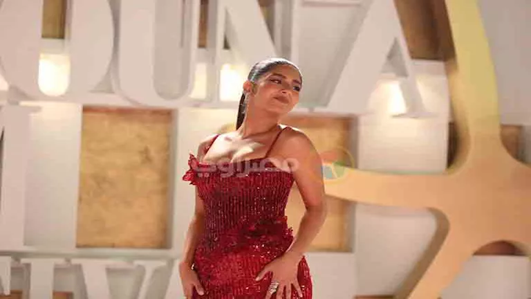 40 ألف.. مايان السيد تتألق بـ مكياج جذاب في مهرجان الجونة 1 بفستان أحمر مايان السيد تداعب الكاميرات في مهرجان الجونة (5)