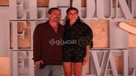 بالشورت.. زوجة المخرج هادي الباجوري تثير الجدل بجمالها بالجونة السينمائي