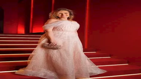 "نفس الاستايل المتكرر".. خبير موضة ينتقد فساتين يسرا في الجونة