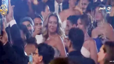 ناهد السباعي وهنا شيحة ترقصان على أغاني احمد سعد في حفل ختام مهرجان الجونة
