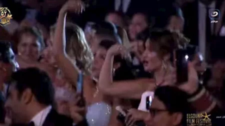 هنادي مهنا وإيمان العاصي.. 15 صورة لنجوم مهرجان الجونة يرقصون على أغاني أحمد سعد