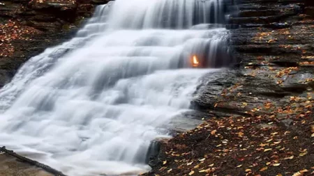 8 صور لشلال "الشعلة الأبدية".. حين يجتمع الماء والنار في مشهد واحد