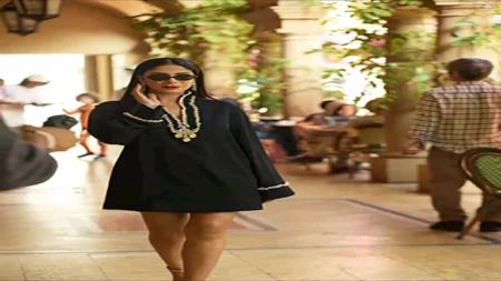 منى زكي تخطف الأنظار بإطلالة أنيقة وجذابة في عرض أزياء عالمي - صور