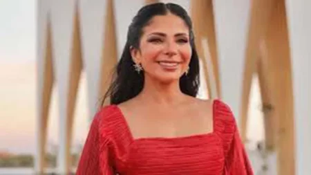 "الأسود يليق بها".. منى زكي تخطف الأنظار بفستان قصير