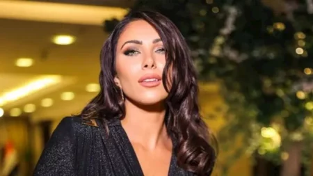 دانييلا رحمة تتألق بالنيلي الساحر في حفل Piaget بأبوظبي.. كيف نسقت اللوك؟