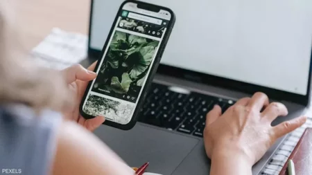 ما سر ظهور إعلانات لمنتجات يفكر فيها المستخدمون على مواقع التواصل؟