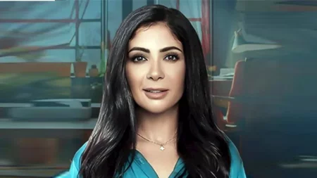 "سر الـ 40 دقيقة".. منى زكي تكشف روتينها الليلي لنضارة بشرتها (فيديو)