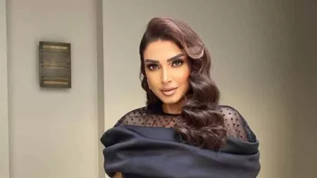 روجينا تتألق بفستان أسود جذاب في أحدث ظهور