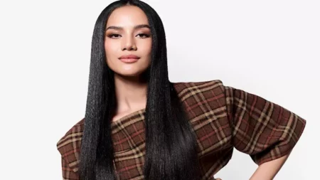 خطفت الأنظار.. إطلالة جريئة لـ ملكة جمال العالم 2025