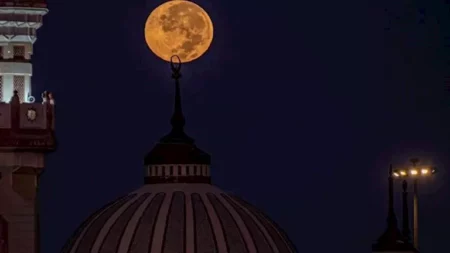 15 صورة مذهلة لقمر الحصاد العملاق من حول العالم