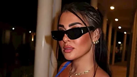 ميرنا نور الدين تودّع الصيف بإطلالة أنيقة باللون الأزرق