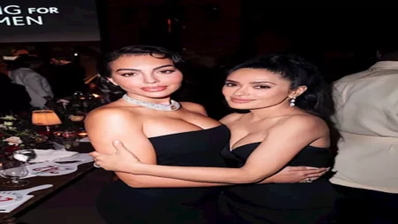 فيديو وصور- جورجينا تخطف الأنظار في باريس بفستان أسود جريء فيديو وصور- جورجينا تخطف الأنظار في باريس بفستان أسود جريء