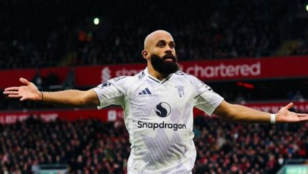 مبيومو يدخل التاريخ بأسرع هدف في قمة ليفربول ومانشستر يونايتد خلال 62 ثانية