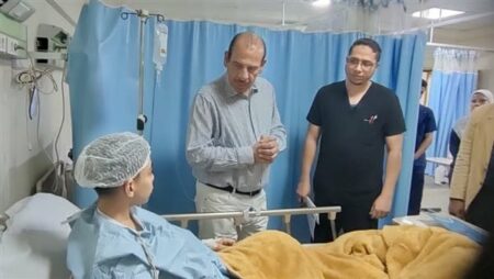 «قنديل» يتفقد مستشفى بني سويف التخصصى ويوجه بمكافأة العاملين