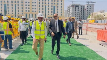 وزير العمل يزور موقع عمل شركة المقاولون العرب فى قطر ويلتقي العمال