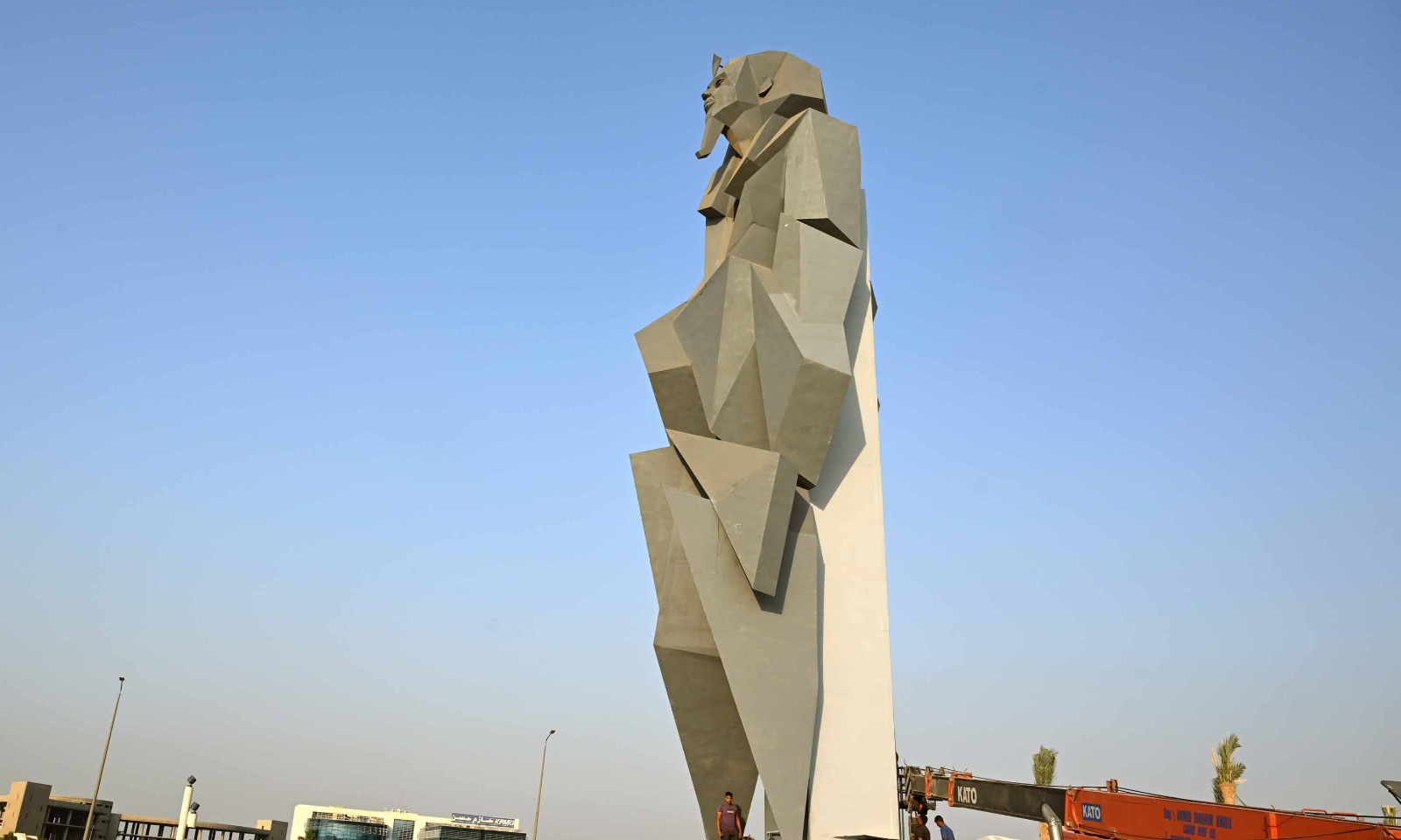 رئيس الوزراء يطمئن ميدانيا على الانتهاء من أعمال تطوير المنطقة المحيطة بالمتحف المصري الكبير